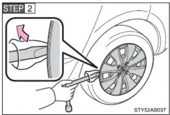 TOYOTA Yaris (2010) - Replacing a flat tire - 2