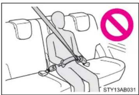 TOYOTA Yaris (2010) - ■When using the rear center seat belt - 1