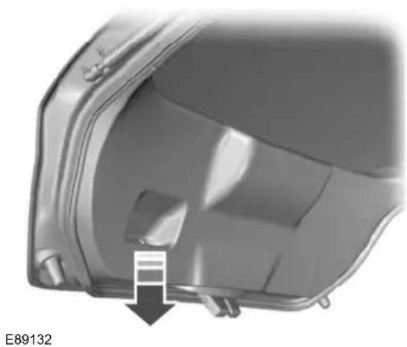 FORD Mondeo (2007) - Closing the luggage compartment lid - 2