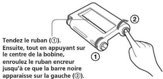 Tendez le ruban (①). Ensuite, tout en appuyant sur le centre de la bobine, enroulez le ruban encreur jusqu'à ce que la barre noire apparaisse sur la gauche (②).