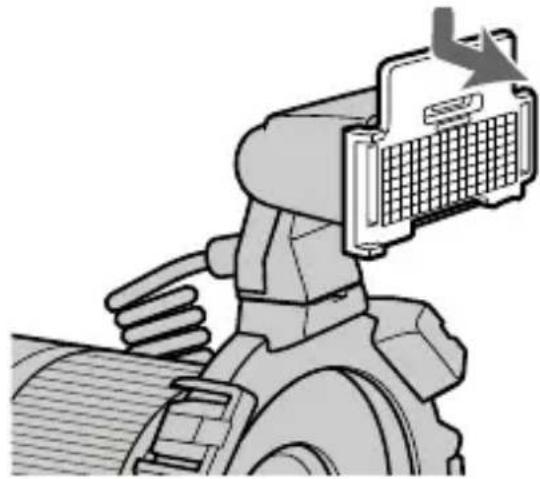 SONY HVL-MT24AM - Retrait du diffuseur grand angle Maintenez l'ergot supérieur du diffuseur grand angle et tirez-le vers l'avant tout en appuyant légèrement vers le bas. - 1