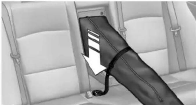 BMW 550i xDrive (2011) - Preparing and loading the ski bag - 2