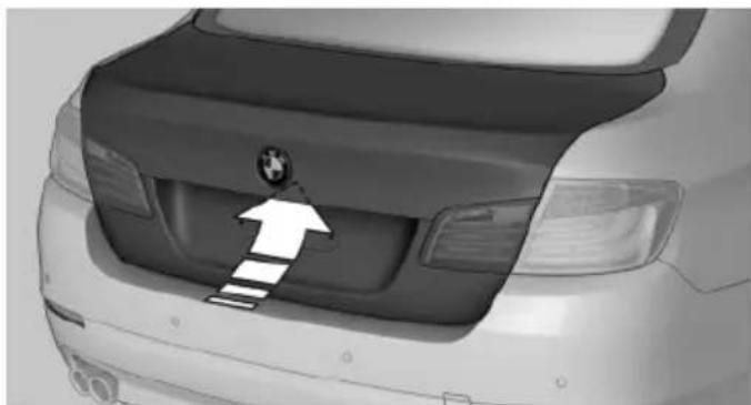BMW 550i xDrive (2011) - Opening - 1