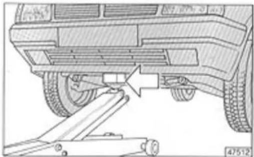 LANCIA Delta (1994) - Using the car's jack - 1