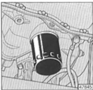 LANCIA Delta (1994) - Replacing the oil filter - 2