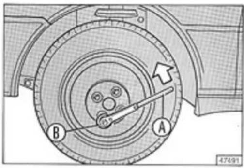 LANCIA Delta (1994) - Replacing a wheel - 2