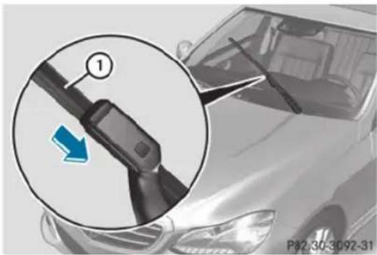 Mercedes-Benz E-Class (2014) - Pose des balais d'essuie-glace - 1