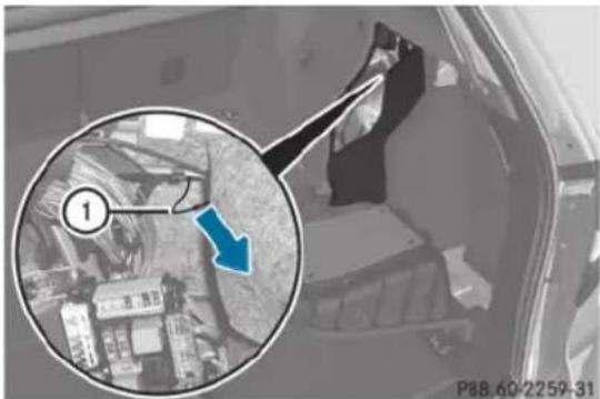 Mercedes-Benz E-Class (2014) - Déverrouillage de secours de la trappe du réservoir - 2