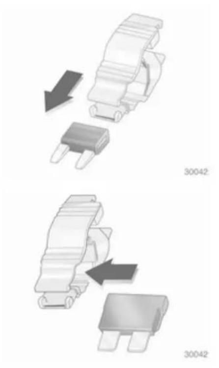 OPEL Astra Twintop (2011) - Fuse extractor - 1