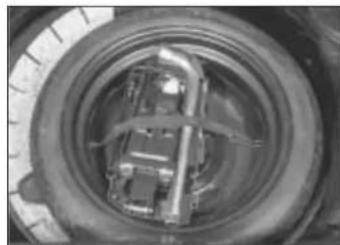 VOLKSWAGEN Jetta (1984) - Changing the wheel - 1
