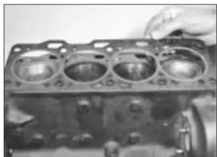 VOLKSWAGEN Jetta (1984) - Cylinder head - removal - 8