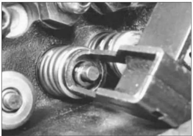 VOLKSWAGEN Jetta (1984) - Camshaft - removal - 7
