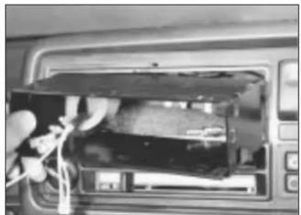 VOLKSWAGEN Jetta (1984) - Radio/cassette player - removal and refitting - 4