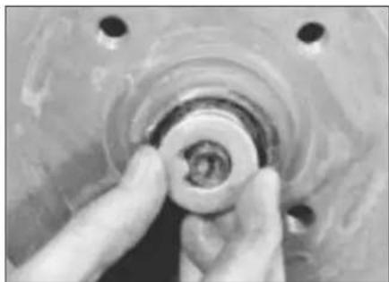 VOLKSWAGEN Jetta (1984) - Rear hub bearings - renewal - 3