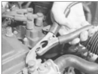 VOLKSWAGEN Golf (1984) - Jump starting - 5