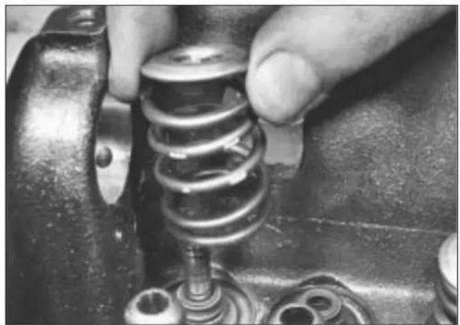 VOLKSWAGEN Golf (1984) - Camshaft - removal - 8