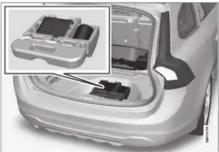 VOLVO V60 (2013) - Emplacement du kit de réparation provisoire de crevaison - 1