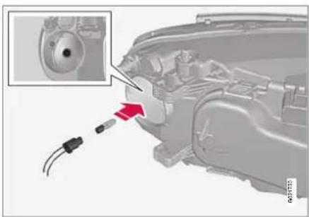 VOLVO V70 (2013) - Remplacement d'ampoules - clignotants avant - 1