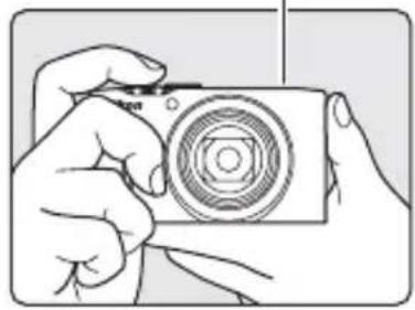 NIKON Coolpix S8200 - Maintenez fermement l'appareil photo. - 1