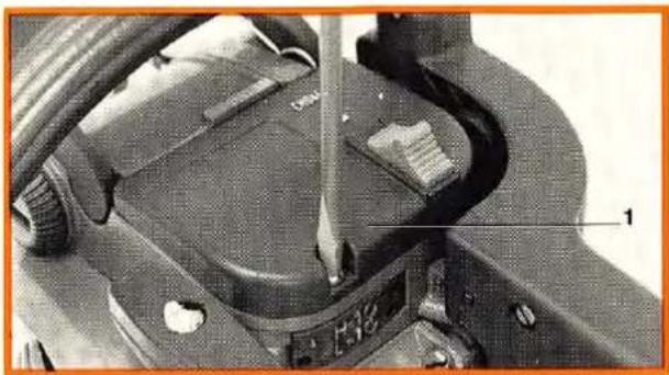 STIHL 011 - The air filter must therefore be cleaned when engine power begins to drop off. - 1
