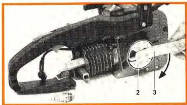 STIHL 011 - Caution: The clutch has a left-hand thread – unscrew clockwise. - 2