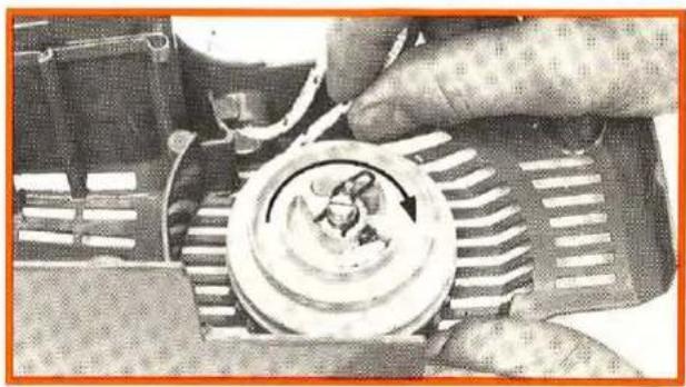 STIHL 011 - Replacing a broken rewind spring - 1