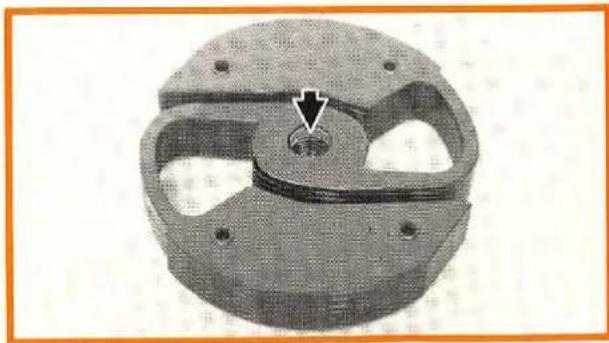 STIHL 011 - Caution: The clutch has a left-hand thread – unscrew clockwise. - 3