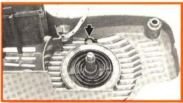 STIHL 011 - Replacing a broken starter rope - 2
