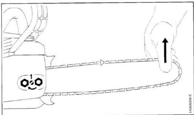 STIHL 021 - Tensioning the Saw Chain - 3