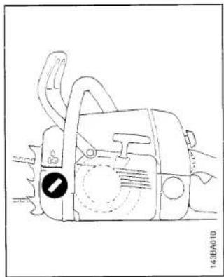 STIHL 025 - Filling Chain Oil Tank - 2