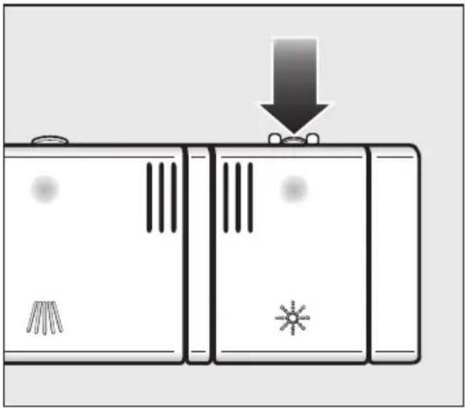 MIELE G 5880 SCVi - Remplissage du réservoir de produit de rinçage - 1