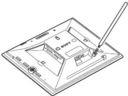 SONY DPF-V800 - Installation du pied - 1