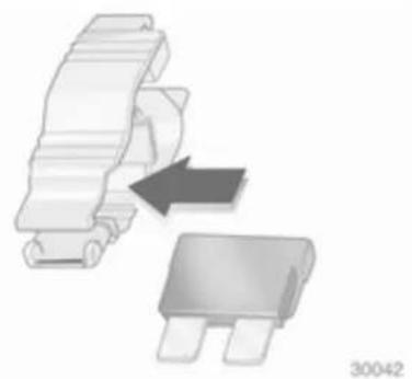 OPEL Astra Twintop (2010) - Fuse extractor - 2