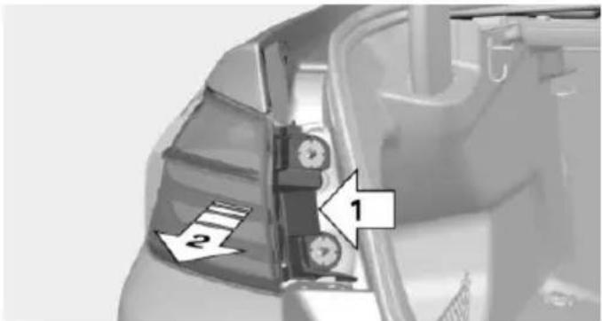 BMW 435i xDrive Coupe (2014) - Removing the exterior tail lamp - 3