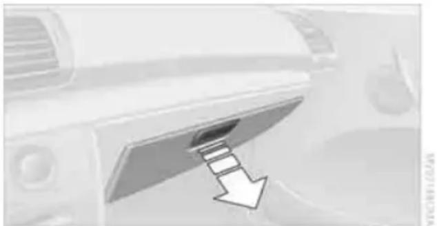 BMW 135i Coupe (2012) - Glove compartment - 1