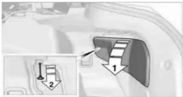 BMW 135i Coupe (2012) - Manually releasing the fuel filler flap - 1