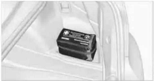 BMW 135i Coupe (2012) - First aid pouch\* - 1