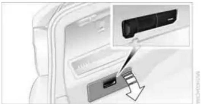 BMW 335i Coupe (2012) - CD changer - 1