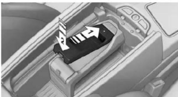 BMW 650i xDrive Convertible (2012) - Inserting the snap-in adapter - 2