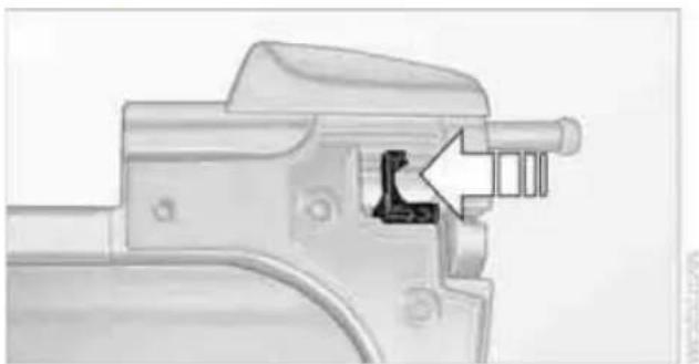 BMW 335i Convertible (2011) - Removing the wind deflector - 1