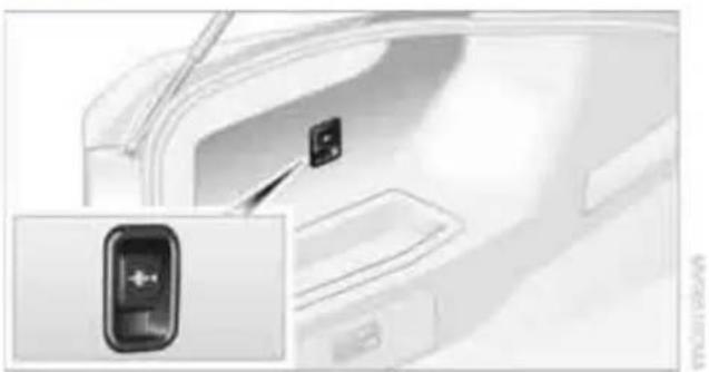 BMW 328i xDrive Sedan (2011) - Socket in the cargo area\* - 1