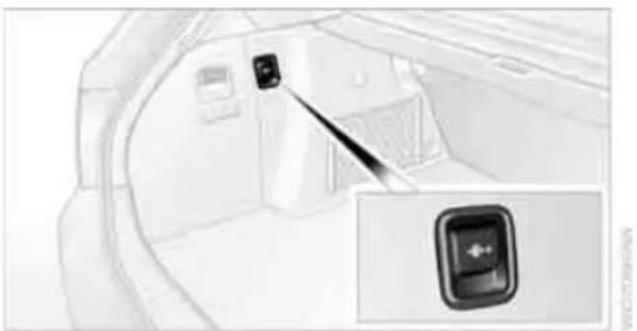 BMW 328i xDrive Sedan (2011) - Socket in the cargo area\* - 2