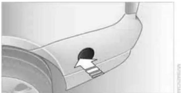 BMW 335i xDrive Sedan (2010) - Opening the diesel exhaust fluid reservoir - 1