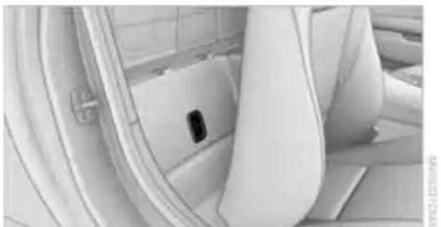 BMW Z4 sDrive30i (2010) - Lashing eyes on the lateral storage shelf - 2