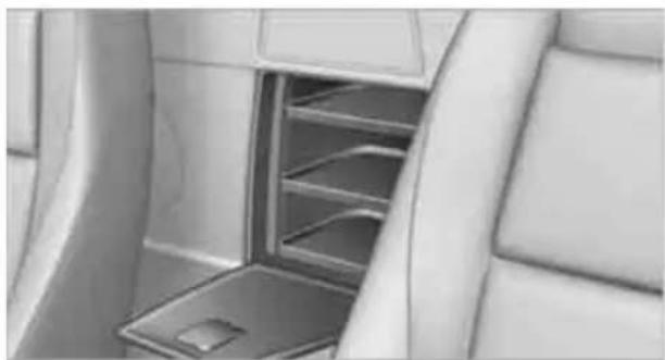BMW Z4 sDrive30i (2010) - Compartment\* in the center console - 2