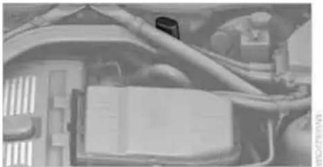 BMW Z4 sDrive30i (2010) - Connecting jumper cables - 1