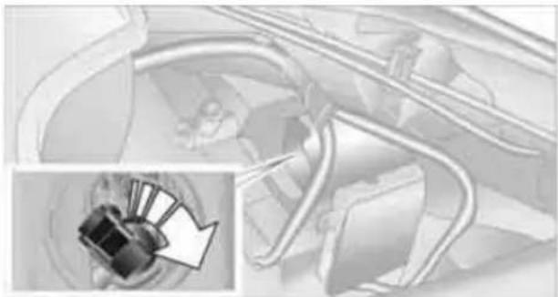 BMW 328i xDrive Sedan (2009) - Replacing parking lamps, roadside parking lamps, and daytime running lamps - 2