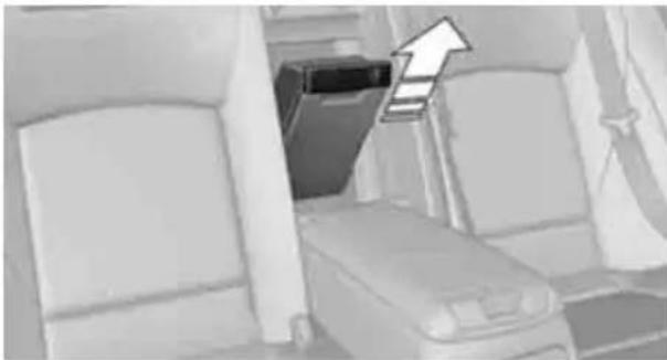 BMW 750i Sedan (2009) - Removing the ski bag - 1