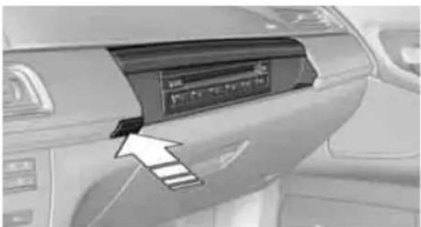 BMW 750i Sedan (2009) - Above the glove compartment - 1
