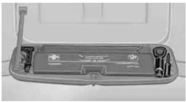 BMW 750i Sedan (2009) - Tool kit - 1